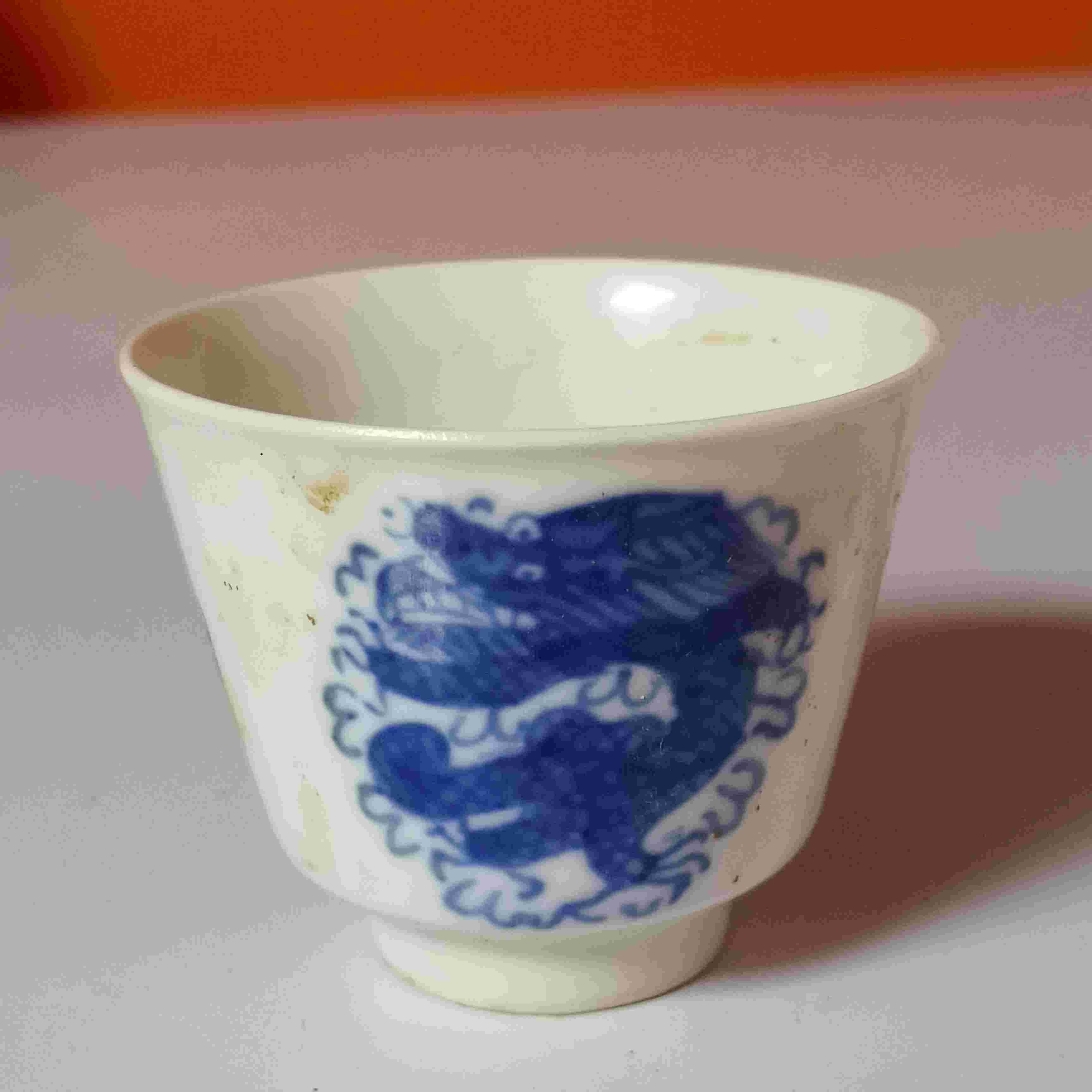 3058清晚期 青花团龙纹品茗杯