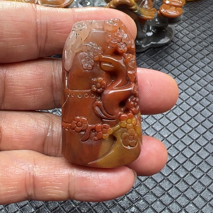 石英质玉（黄龙玉）颈饰合金