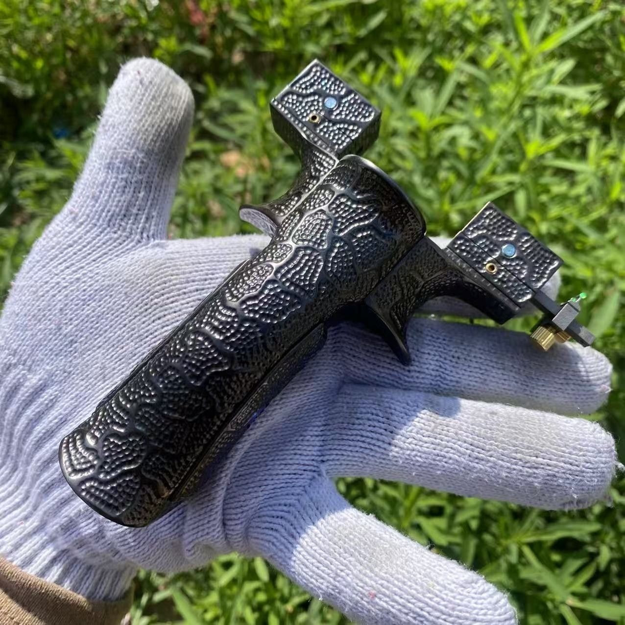 锁凤十代黑金雕刻弹弓 钛合金高端户外精准扁皮弓 龙齿螺丝大威力