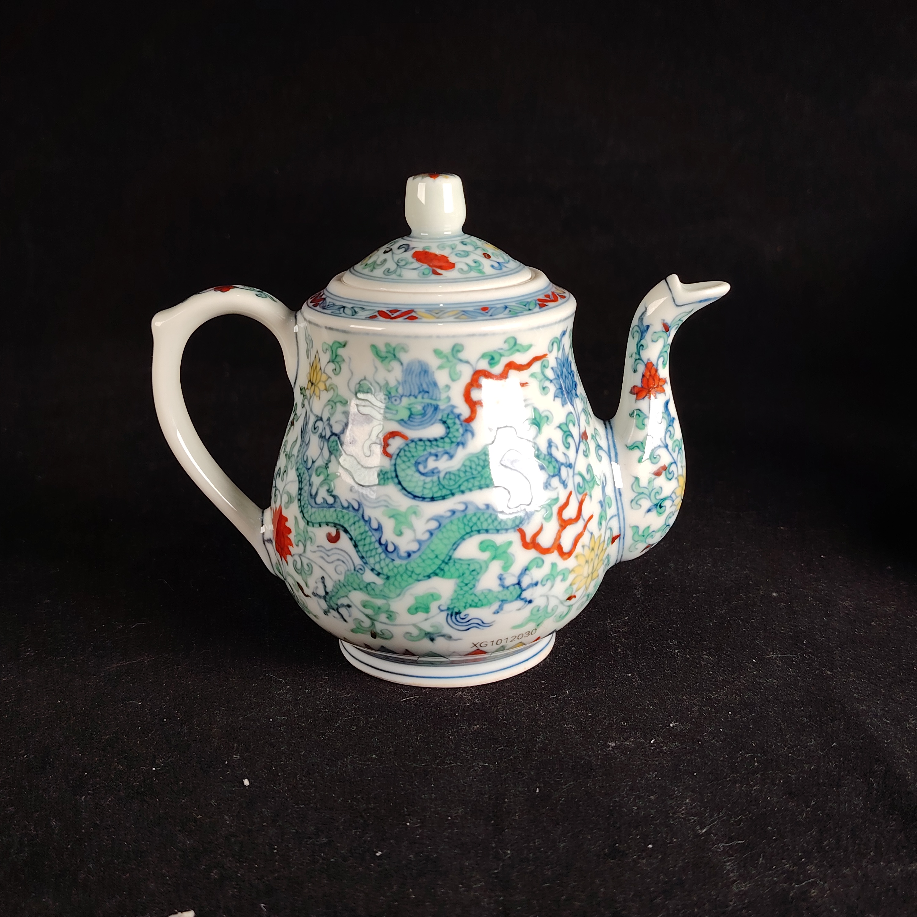 斗彩龙穿花纹执壶