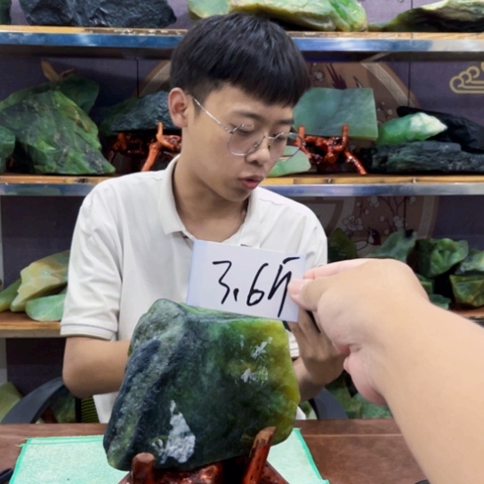 蛇纹石玉未镶嵌原石心**地