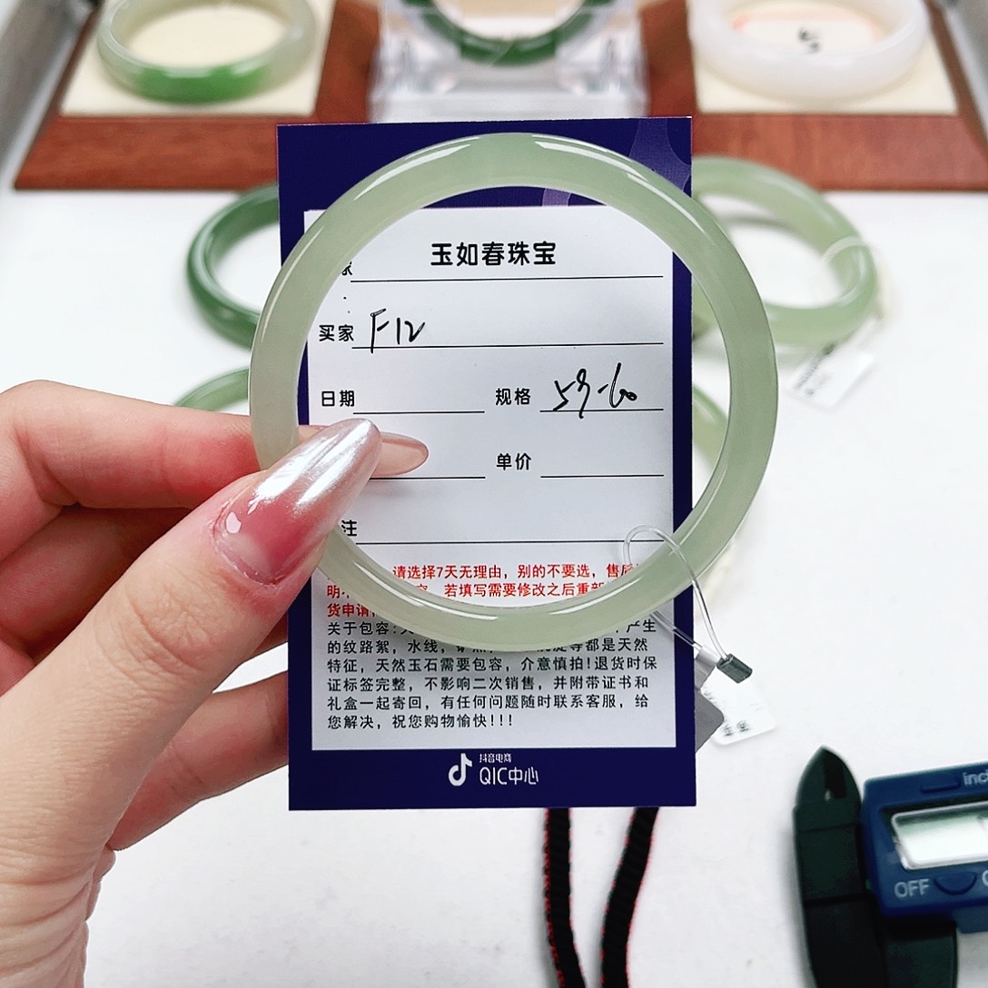 和田玉手镯未镶嵌卖****。