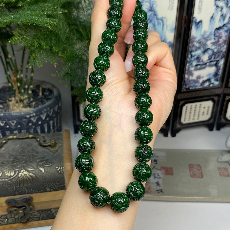 老料满绿辣色雕花圆珠项链 天然翡翠A货