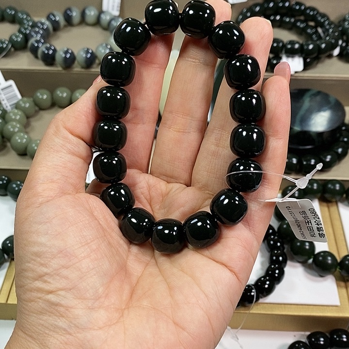 和田玉颈饰未镶嵌笑*风