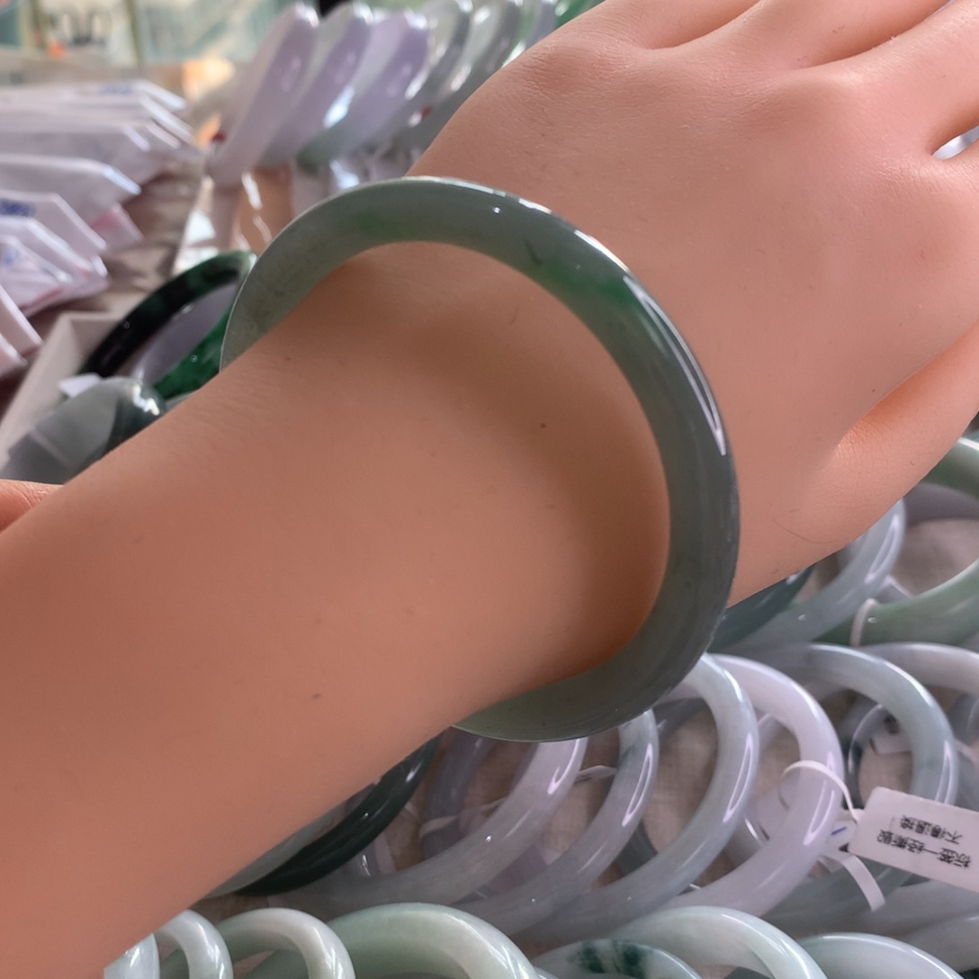 翡翠手镯未镶嵌圆条带色58