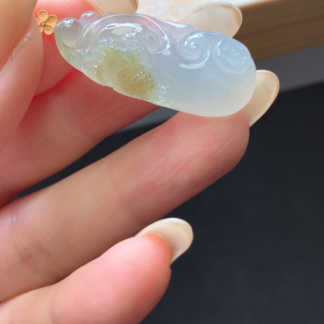翡翠18K金镶嵌颈饰吊坠