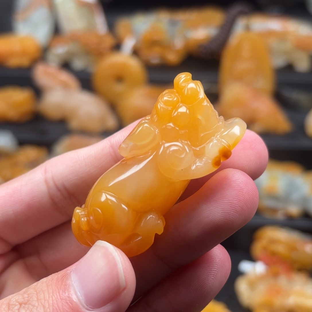 石英质玉（黄龙玉）未镶嵌颈饰