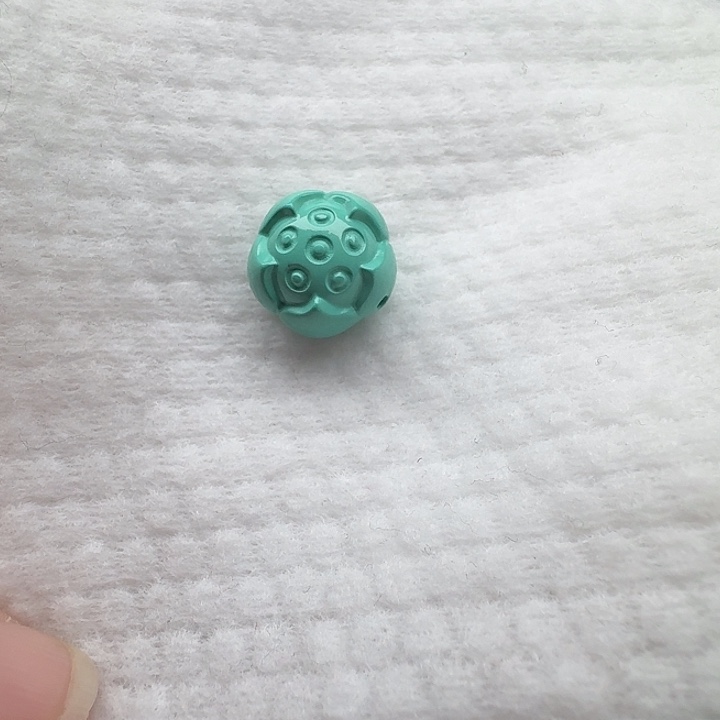 尺寸：14/10左右绿雕刻莲花配珠一颗