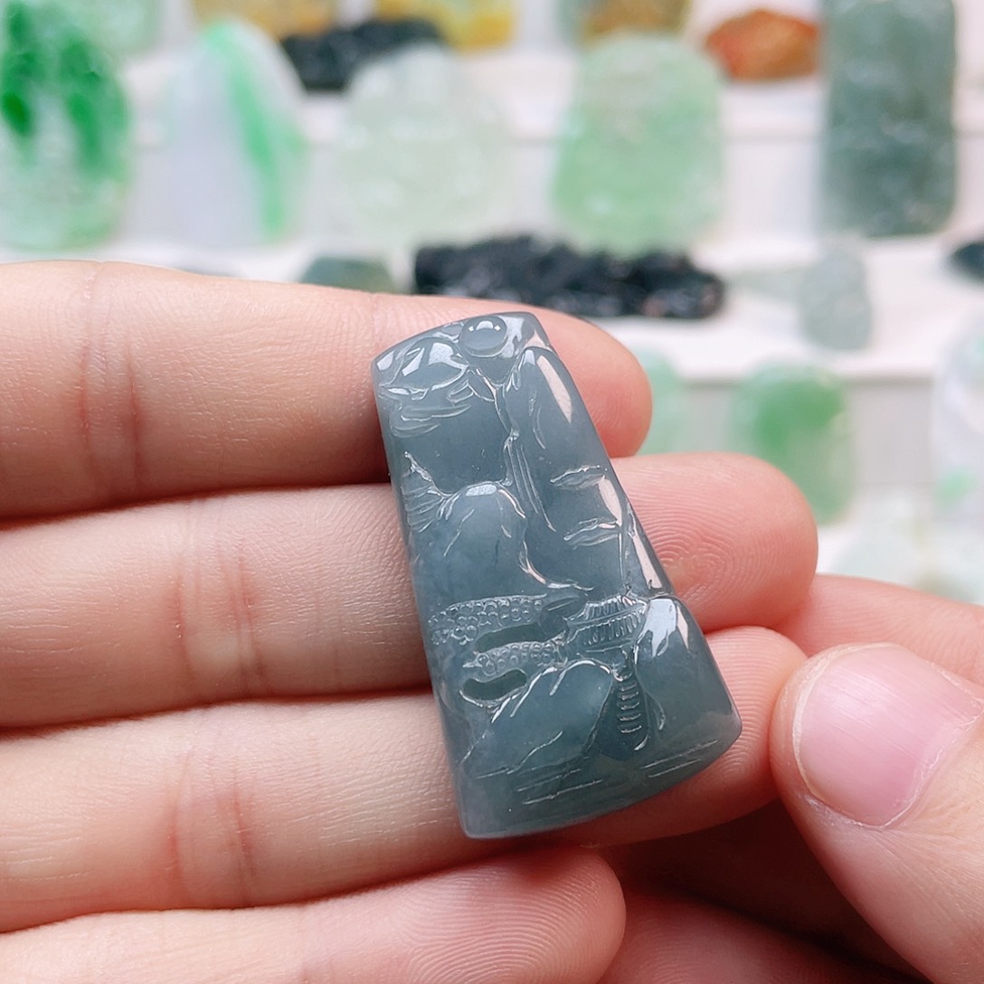 翡翠颈饰未镶嵌山水