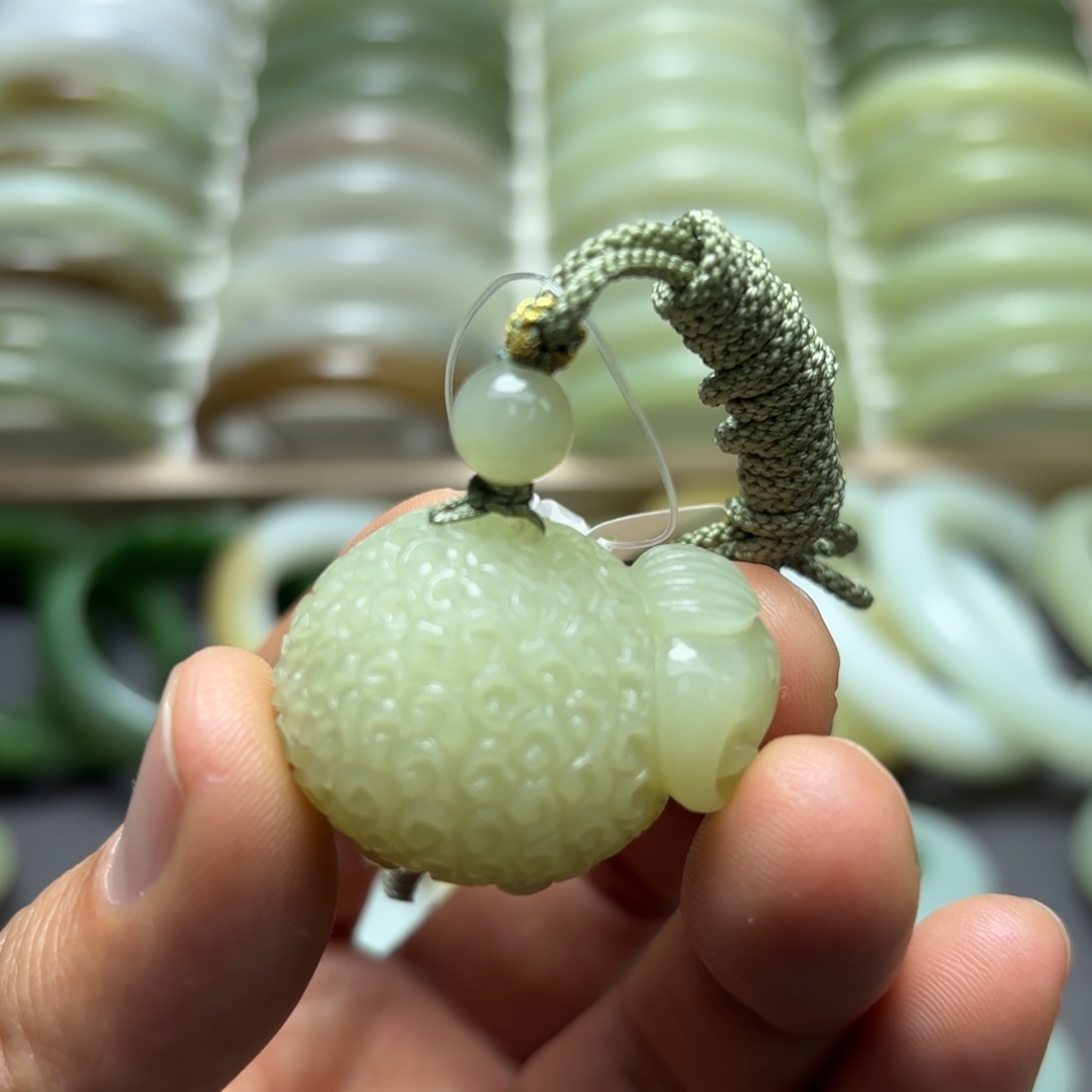 椰***•和田玉未镶嵌手镯