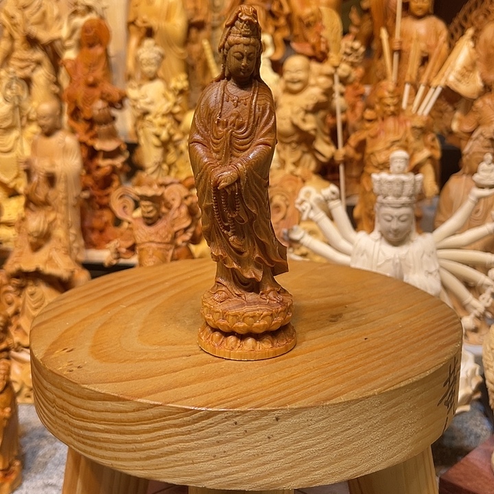 崖柏瑕疵小观音一个