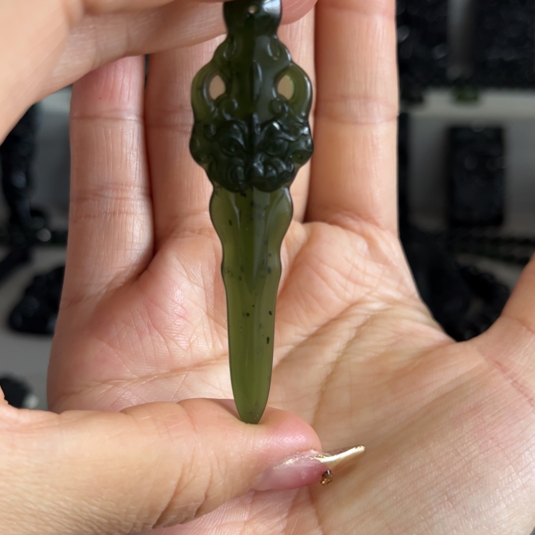 蛇纹石玉颈饰合金