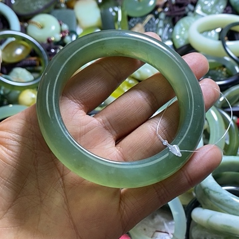 岫玉手镯未镶嵌57口径