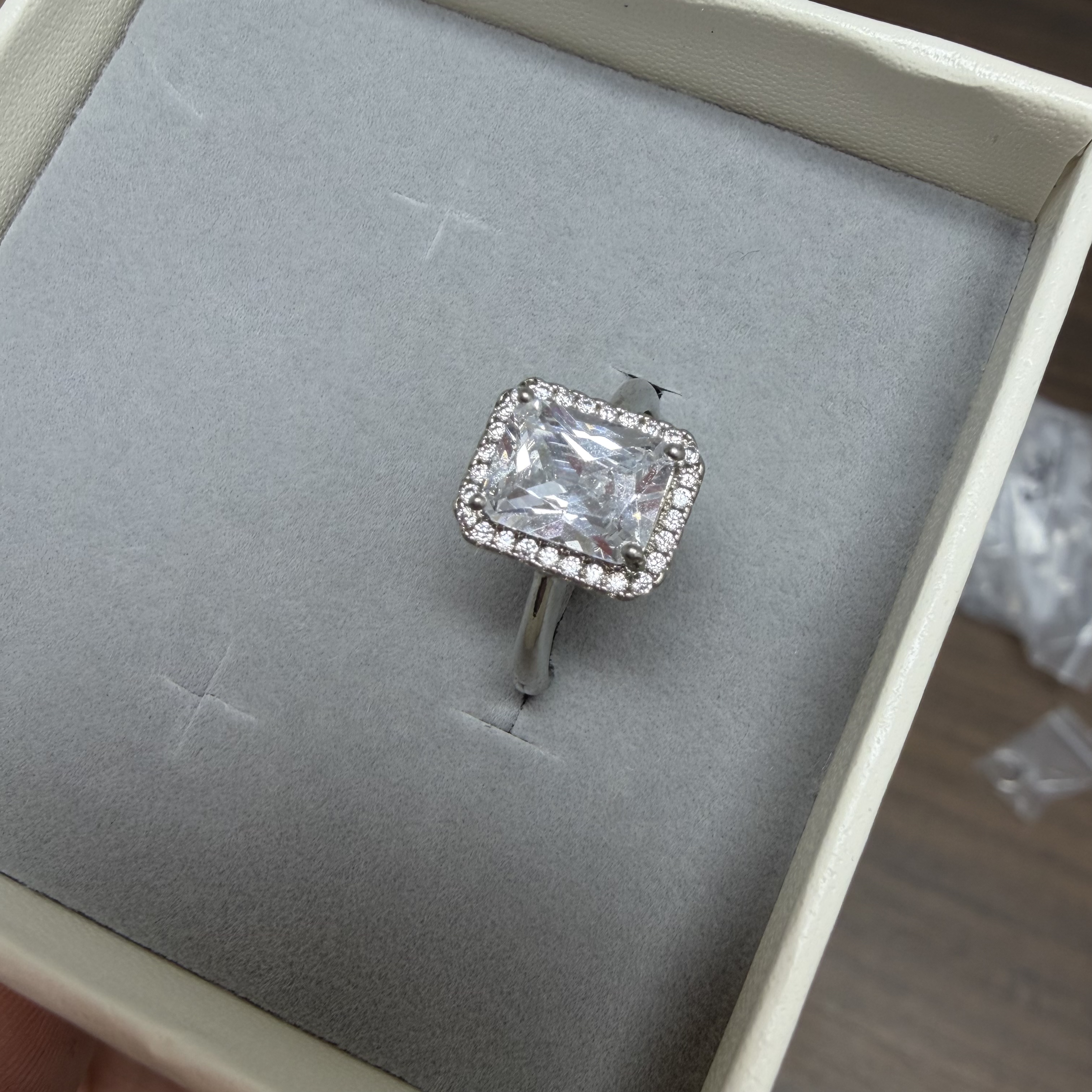 A101白色公主方戒指