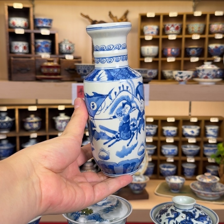 手绘青花人物茶宠摆件