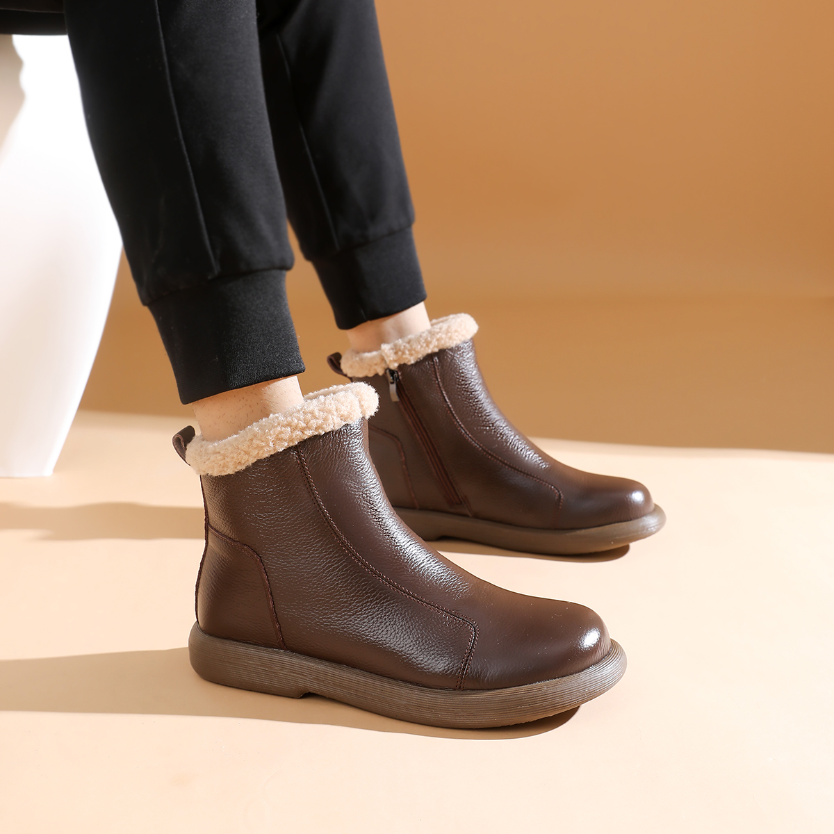 2025冬季平底防滑真皮保暖中老年妈妈加绒短靴男女同款情侣雪地靴