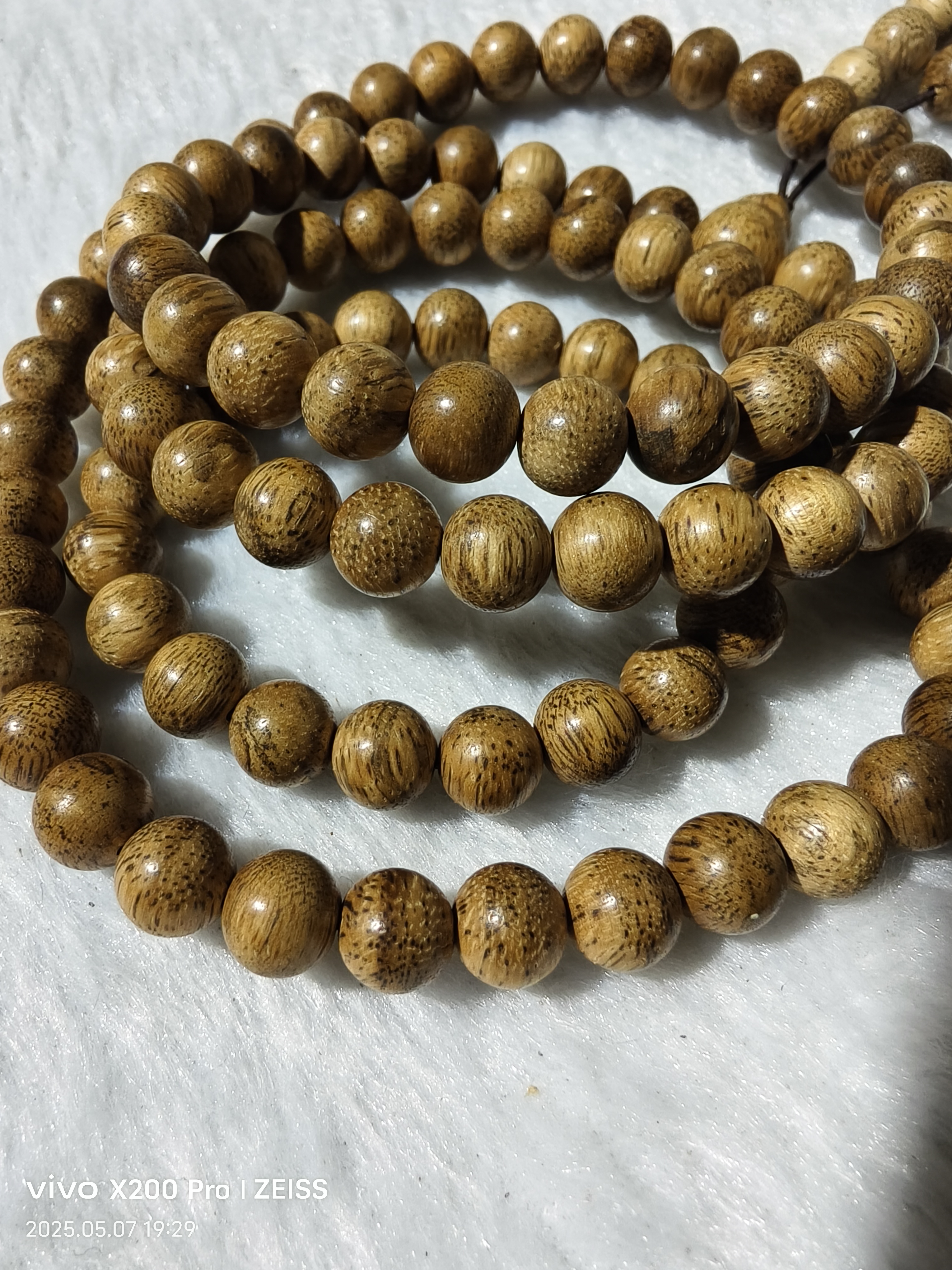 百年老树黄格黑丝吊口料0.8多圈手串