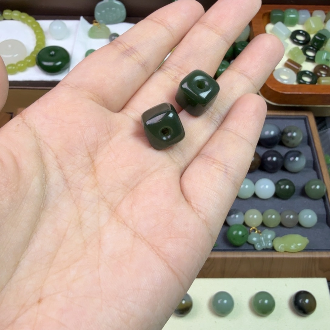 采***下和田玉未镶嵌珠宝半成品卡12菠菜绿方块