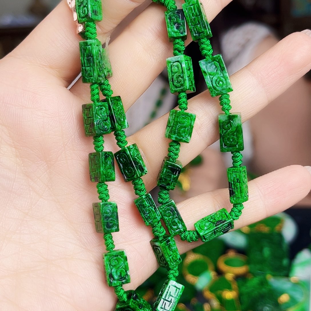 翡翠未镶嵌颈饰多样性
