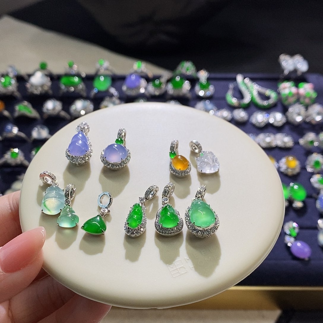 翡翠把件18K金镶嵌价格不同 多样性发其一