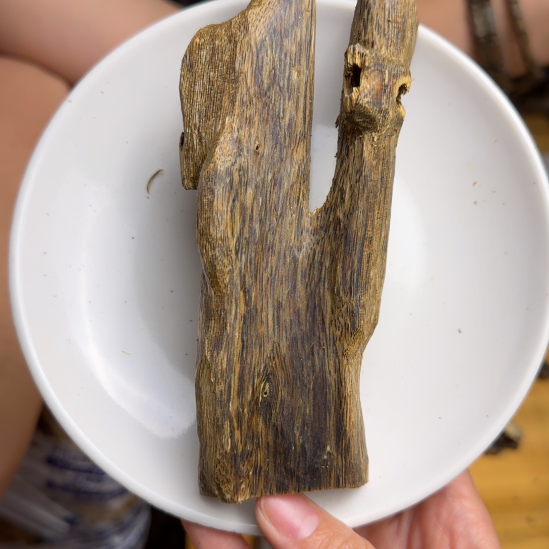 沉香沉香碎屑阿浩推荐蓝宝石品种块料31克