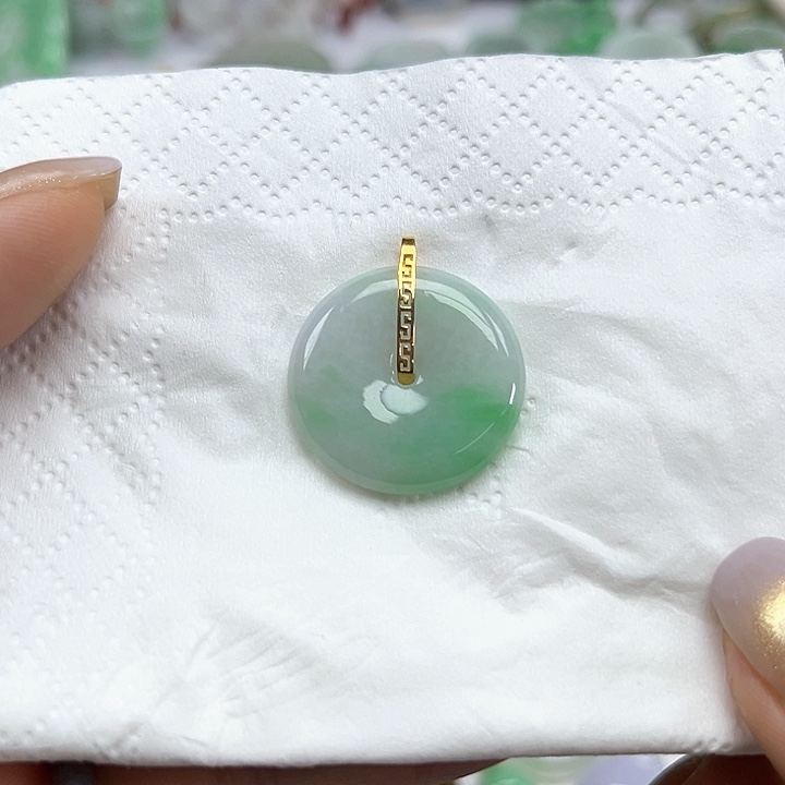 翡翠未镶嵌颈饰飘绿平安扣