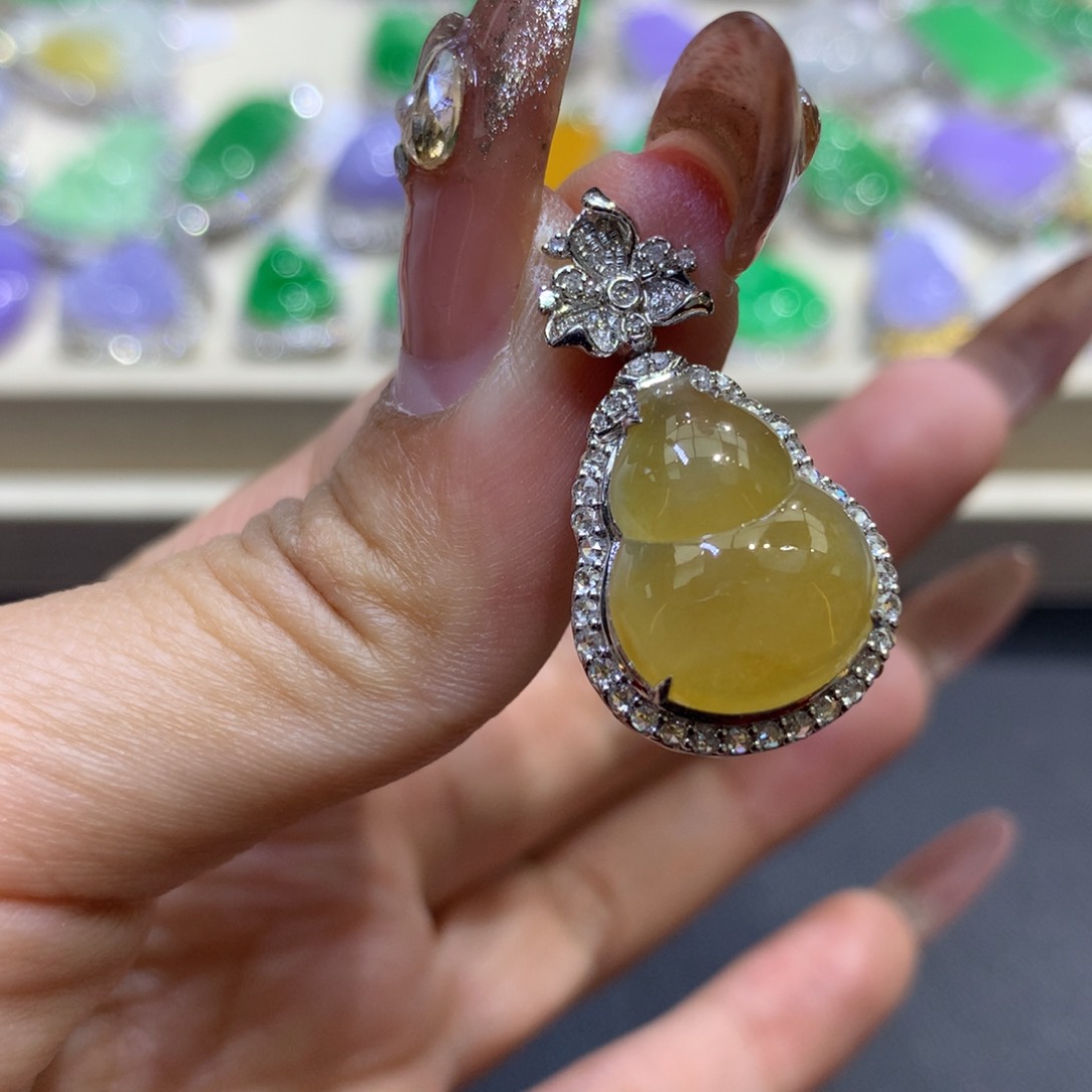 翡翠颈饰18K金镶嵌翡翠