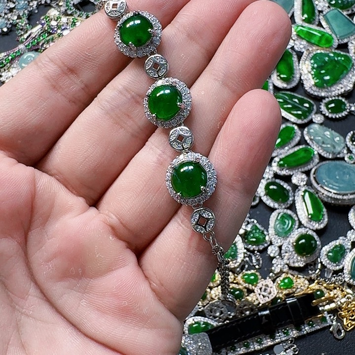 翡翠颈饰未镶嵌天然A货翡翠放漏