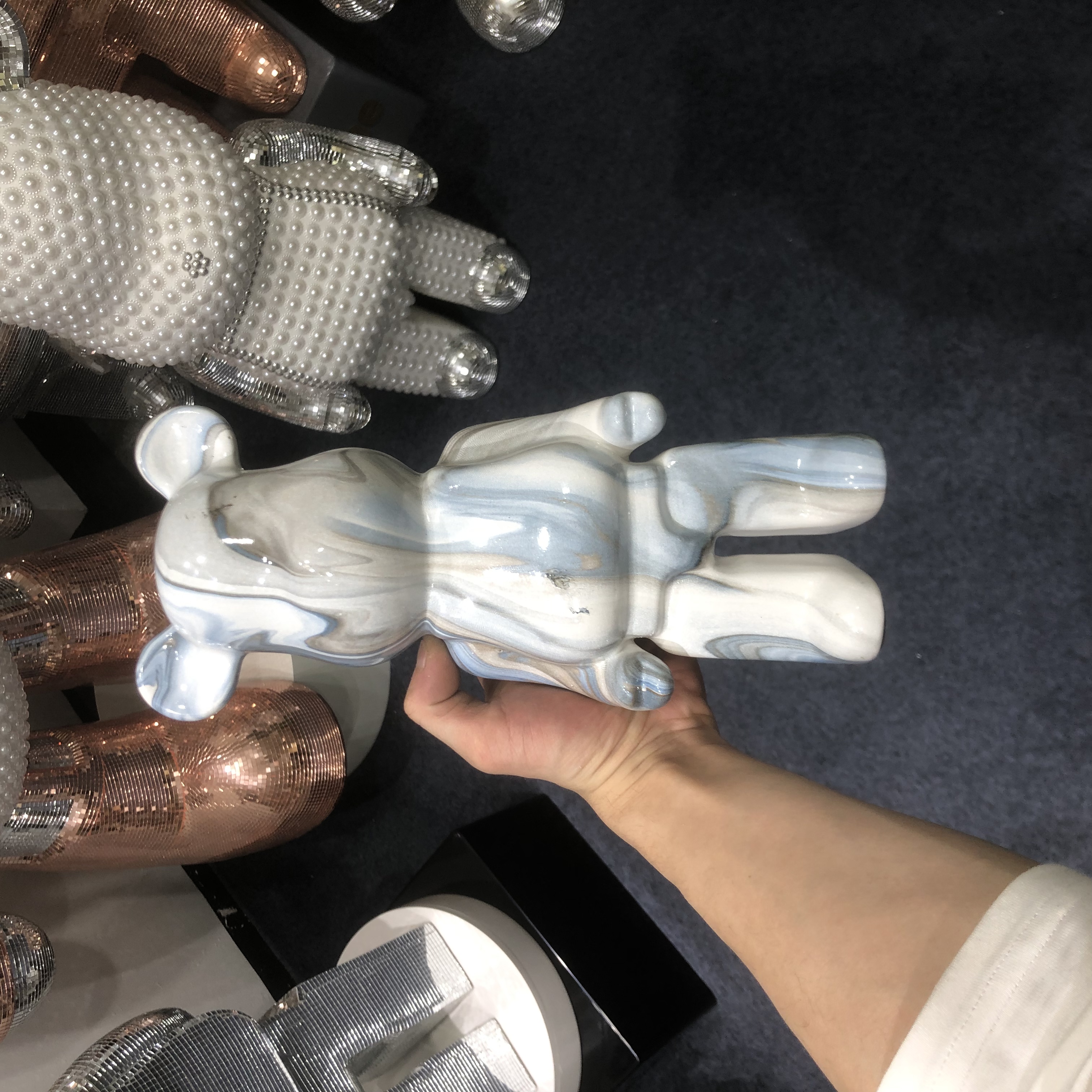 彩绘蓝白色陶瓷小熊摆件
