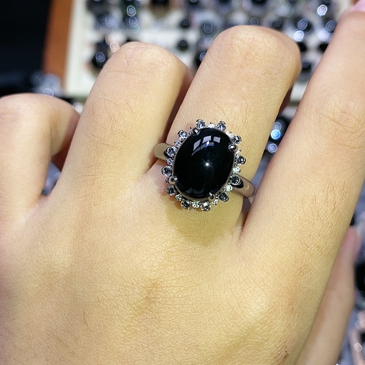 18K金镶嵌戒指翡翠默**首