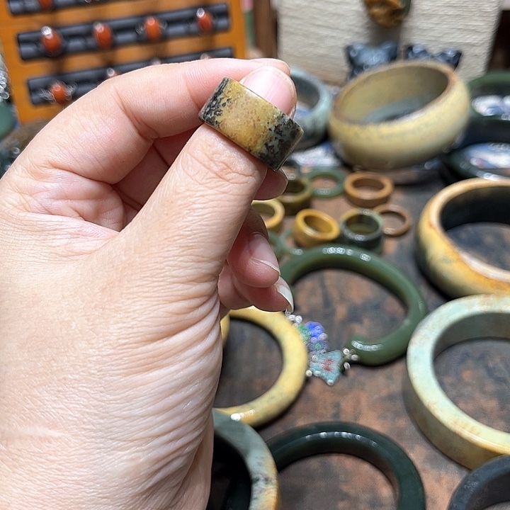 岫岩河磨玉（透闪石质玉）手镯未镶嵌兰*