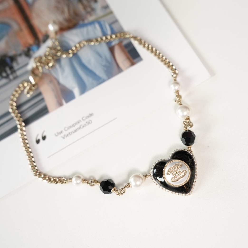 Chanel 爱心黑白珠项链