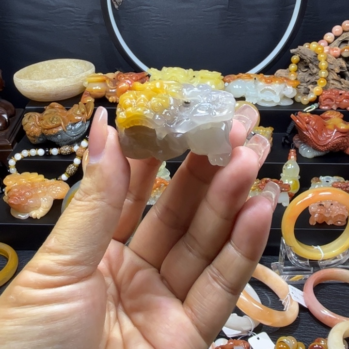 千***石英质玉（黄龙玉）未镶嵌颈饰