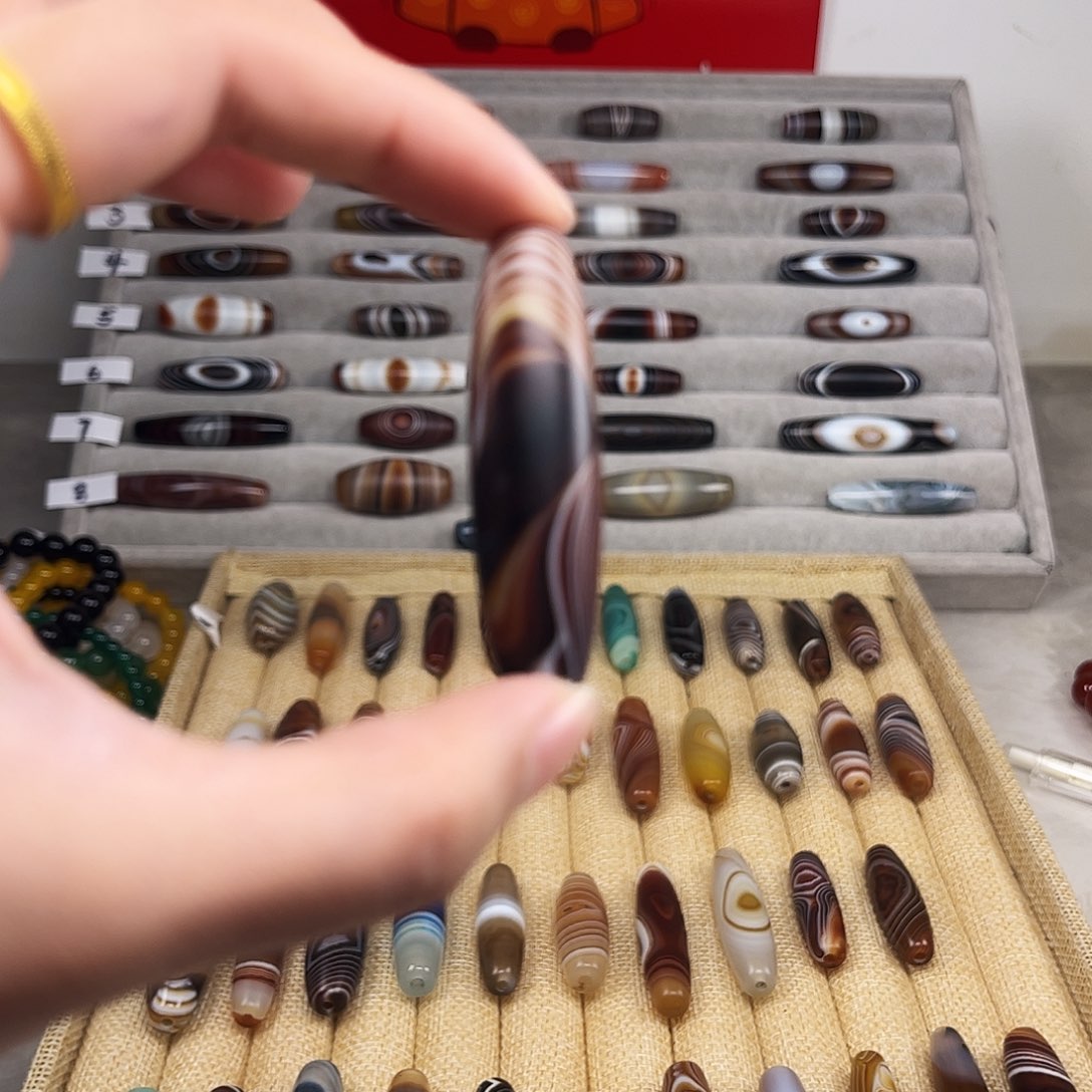 玛瑙/玉髓颈饰合金两*