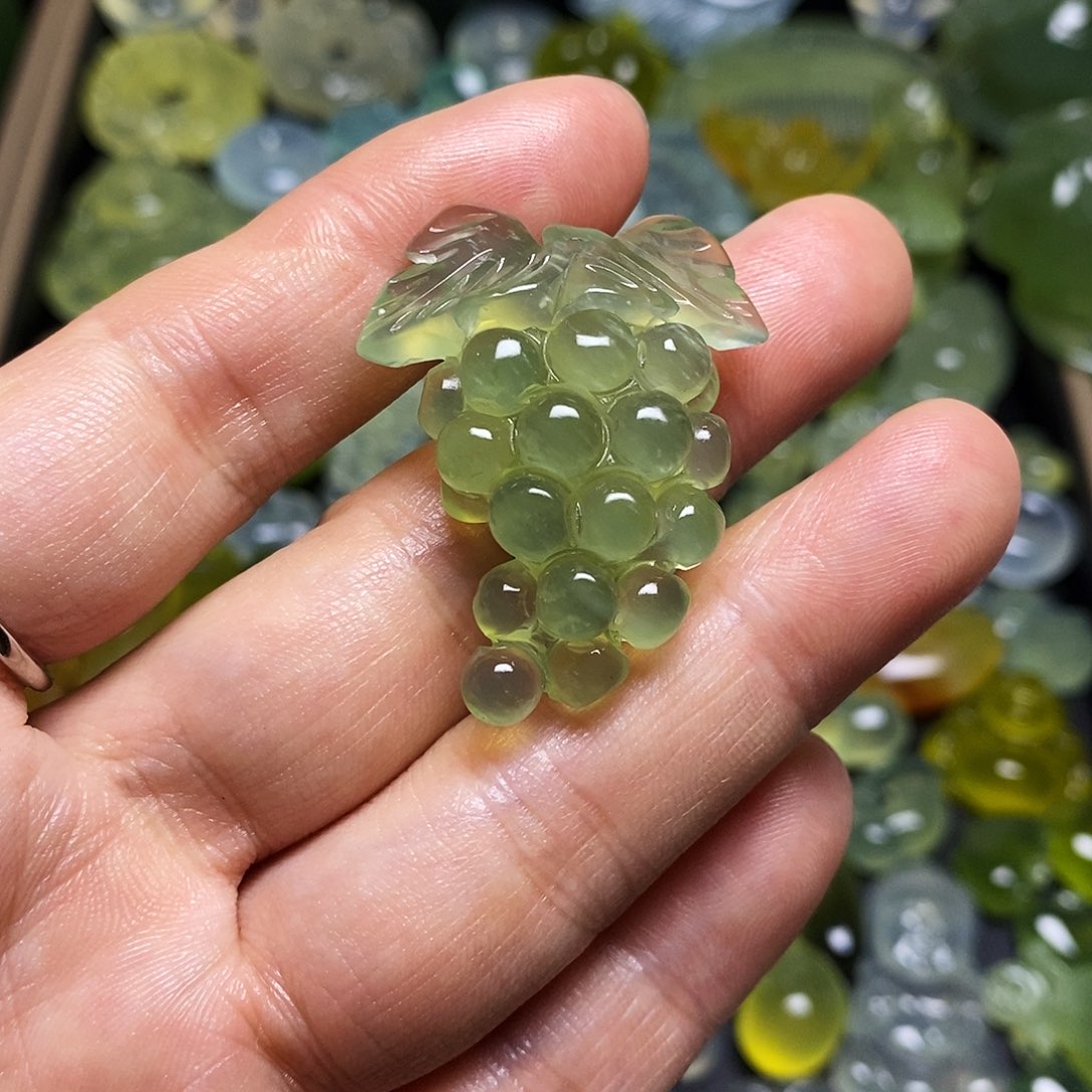 菲***鸟蛇纹石玉未镶嵌颈饰