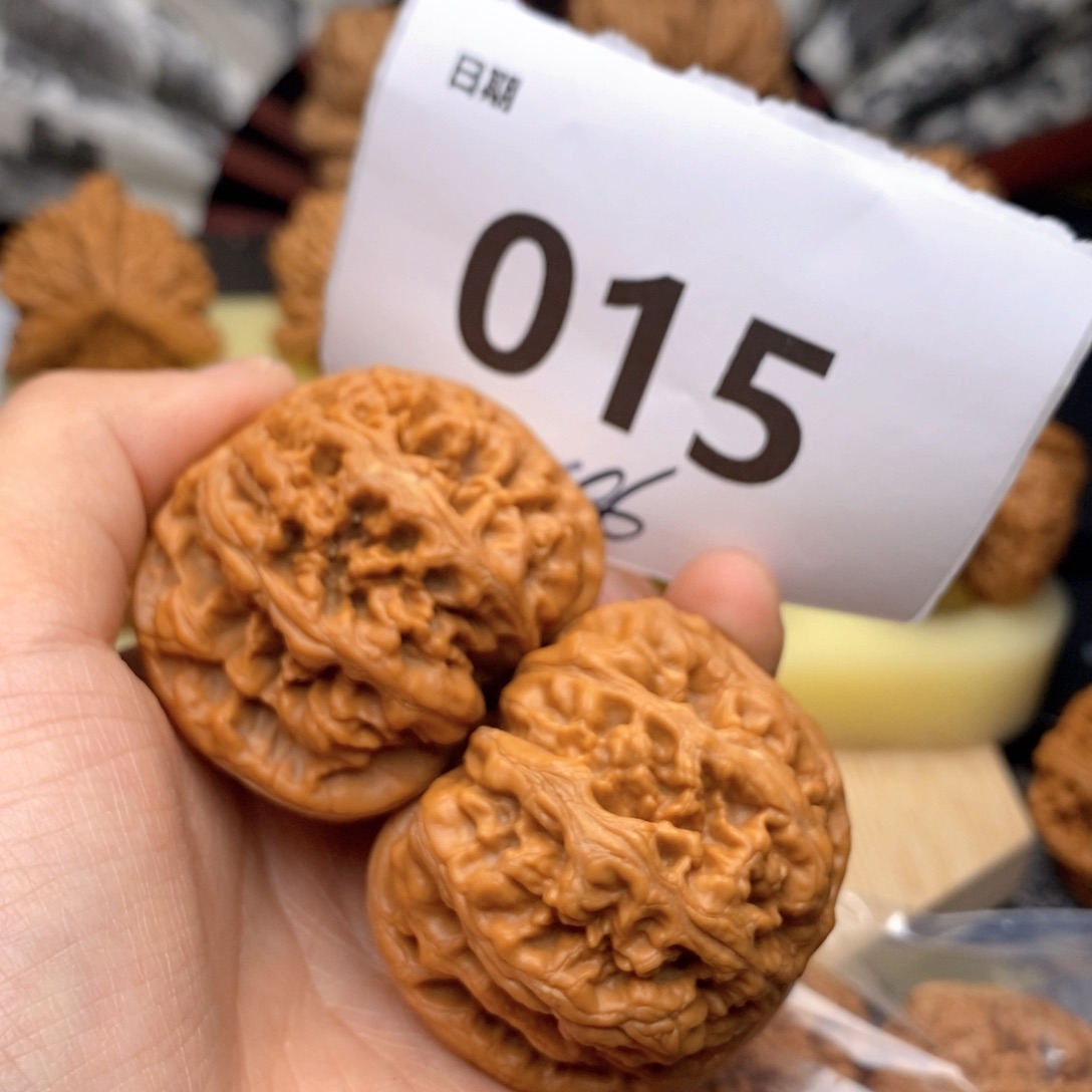 文玩核桃吊坠015号46粗筋