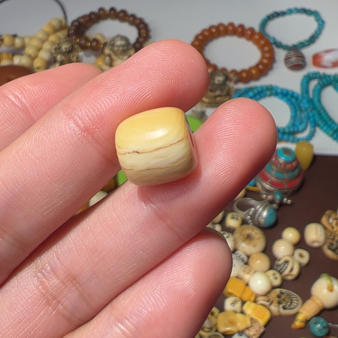 鲍***腾树脂吊坠（不含链）