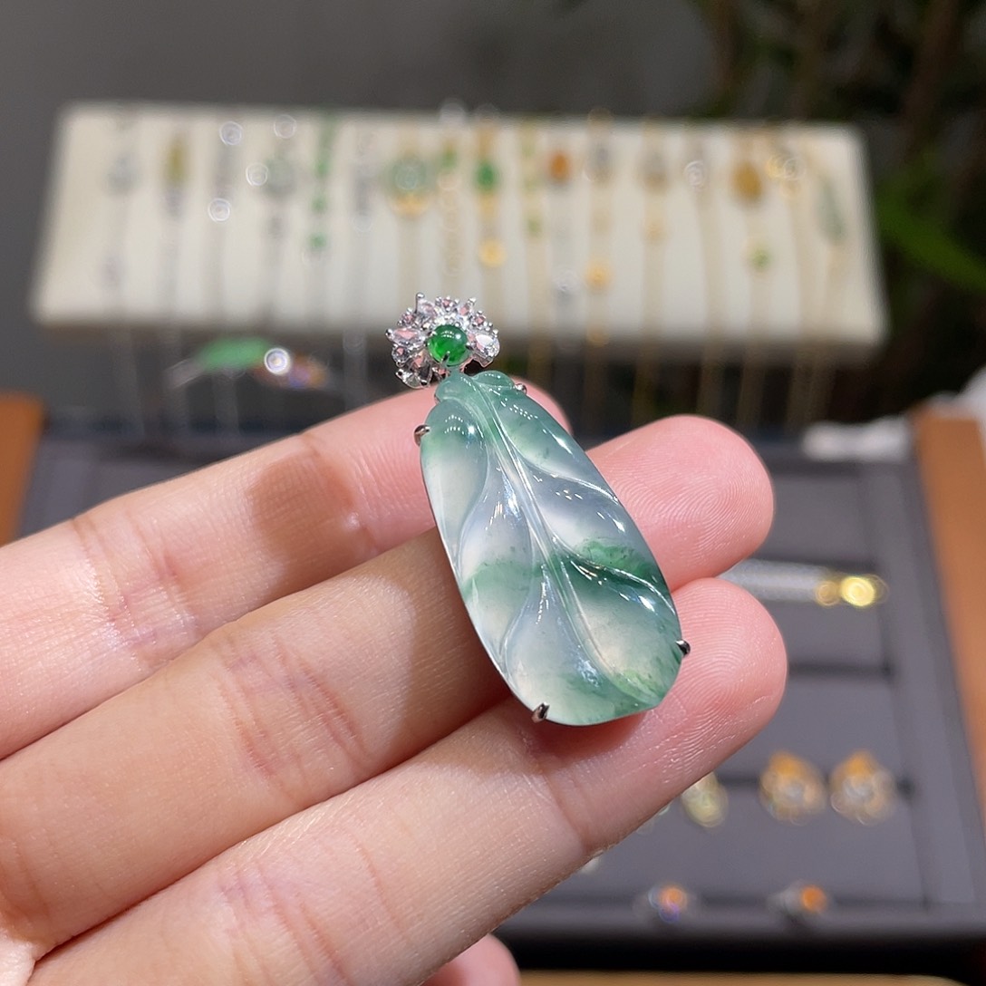 翡翠吊坠(不含链)18K金镶嵌玻璃种飘花叶子