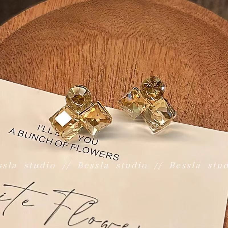 铜合金锆石耳饰 女卡其色法式耳钉简约迷你小众优雅YF637