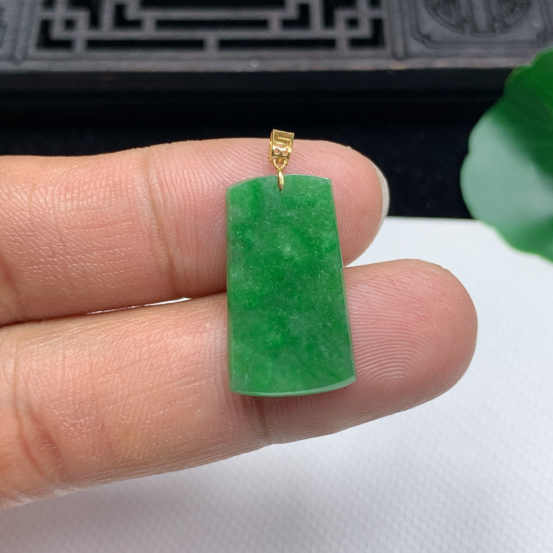 缅甸天然翡翠A货18K金扣精美飘绿素面牌吊坠尺寸23.5*13.1*1.6mm