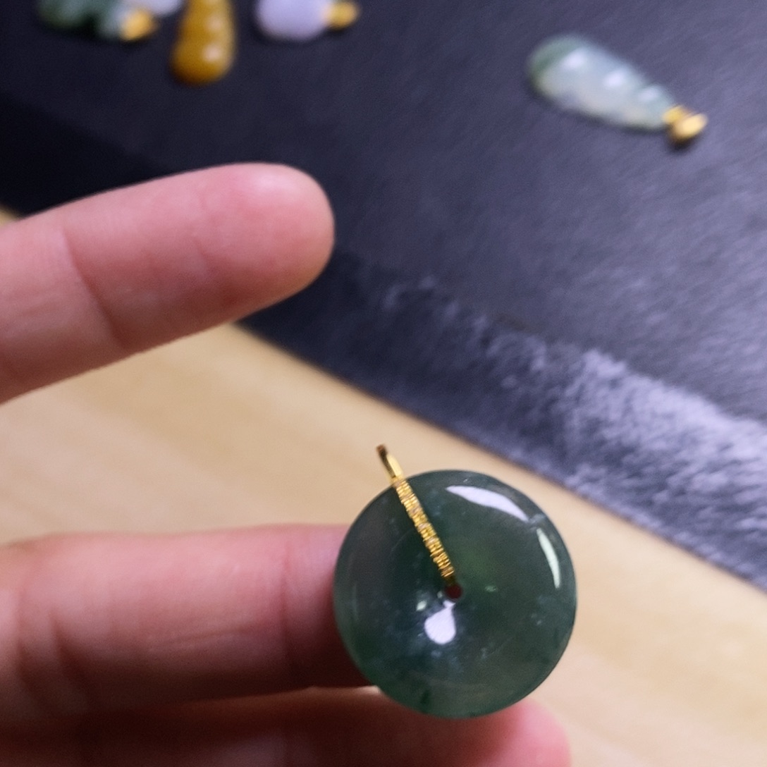 颈饰18K金镶嵌翡翠