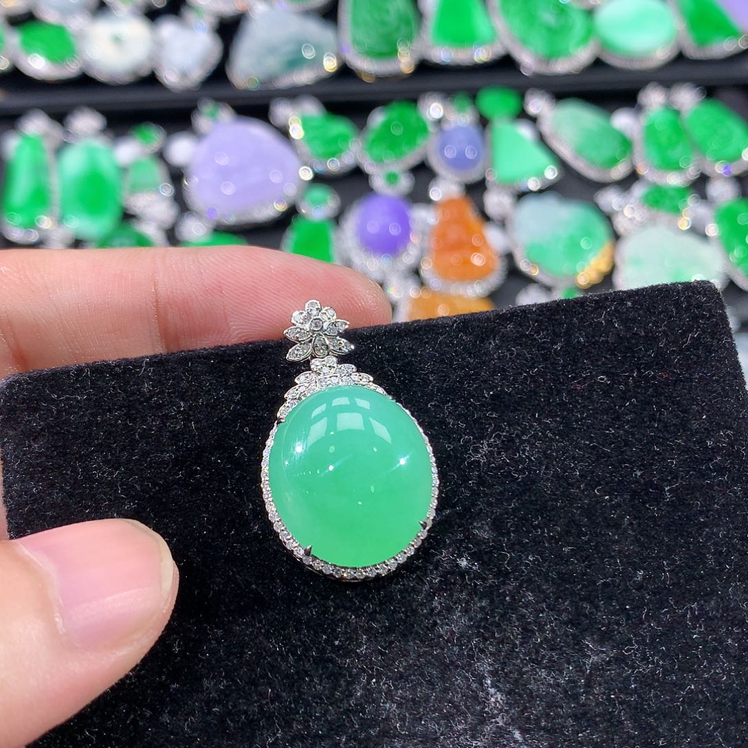 翡翠18K金镶嵌颈饰