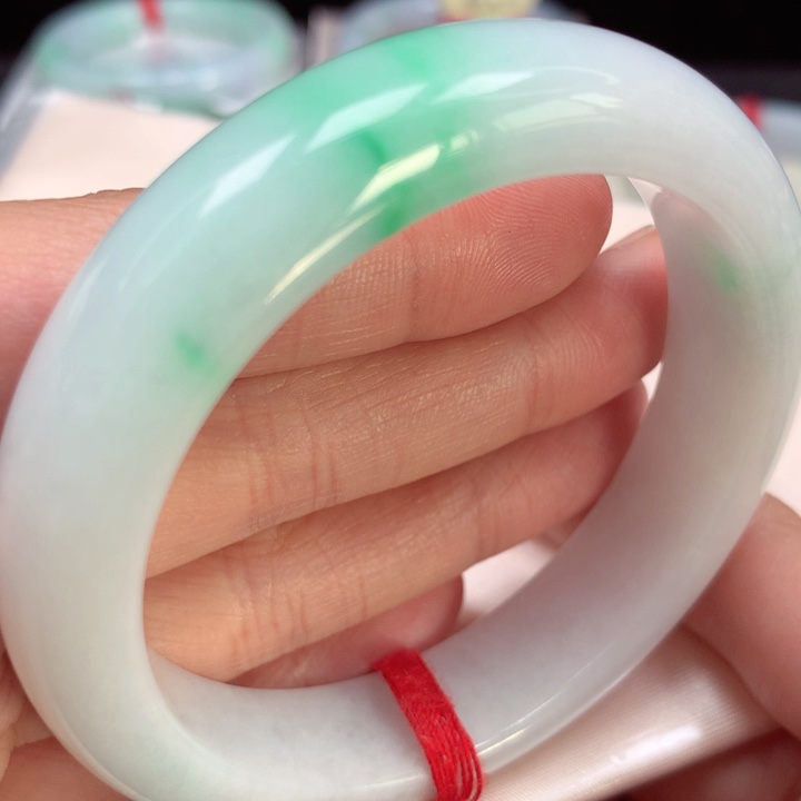 翡翠手镯未镶嵌白底青52号