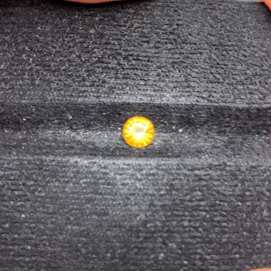 蓝宝石裸石未镶嵌色标级金丝雀0.8ct