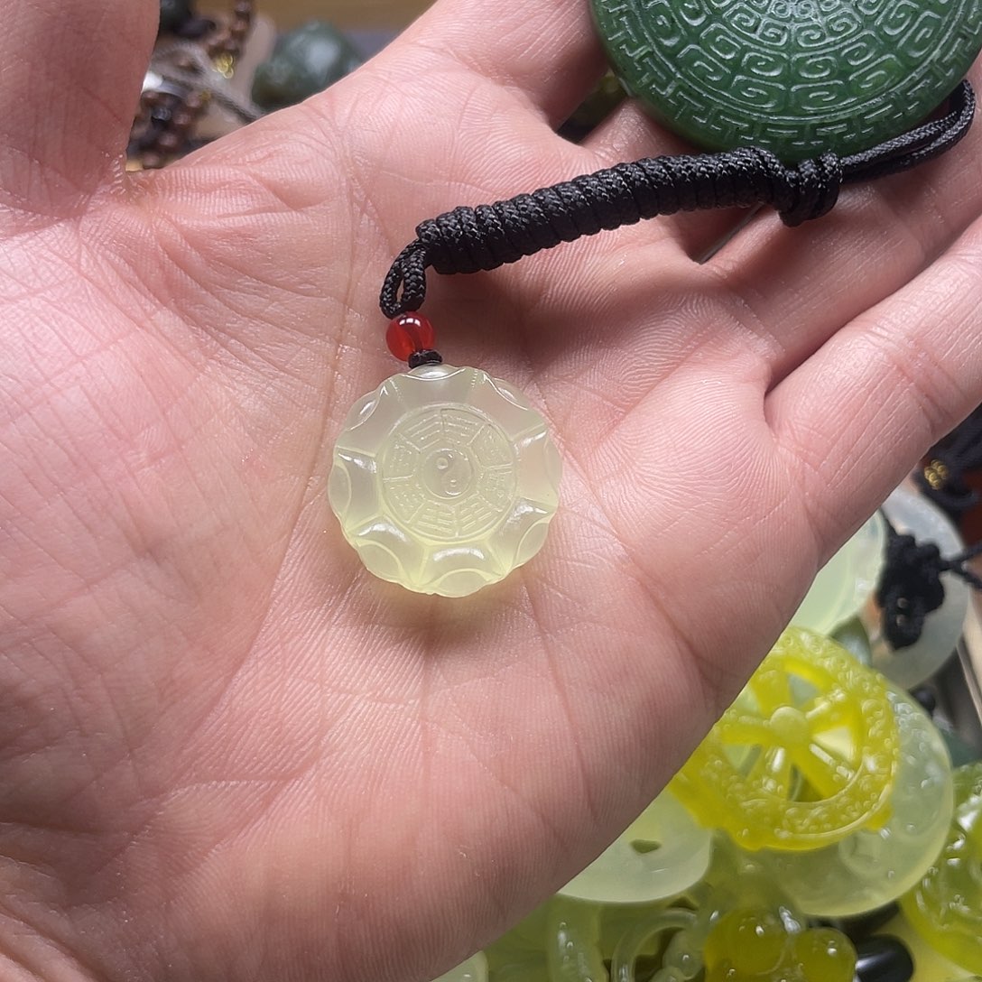 花***香蛇纹石玉未镶嵌颈饰