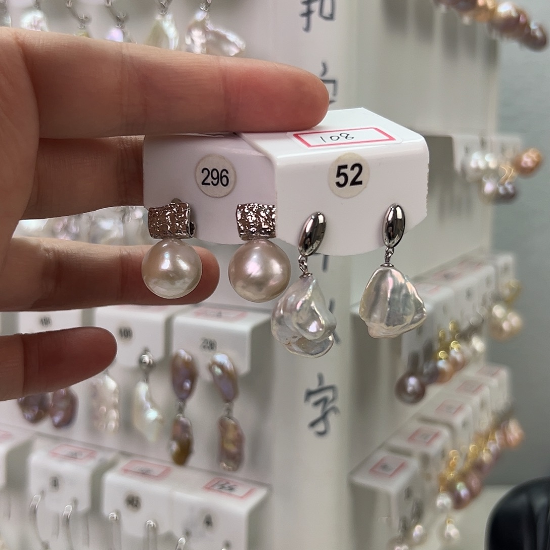 芙***宝非金属巴洛克花瓣耳饰 