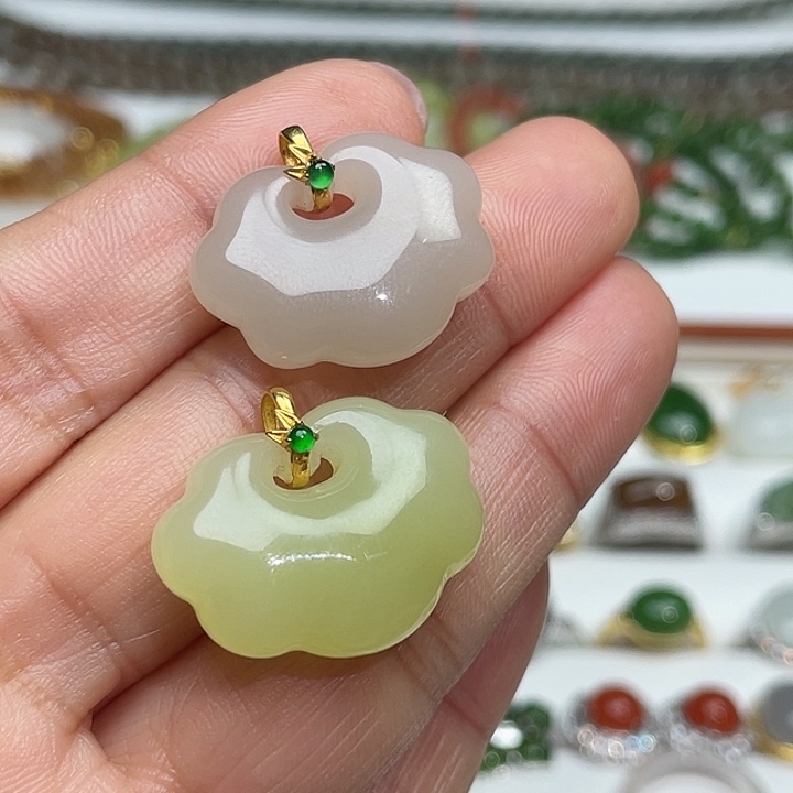 和田玉18K金镶嵌颈饰颜色多样性发其一