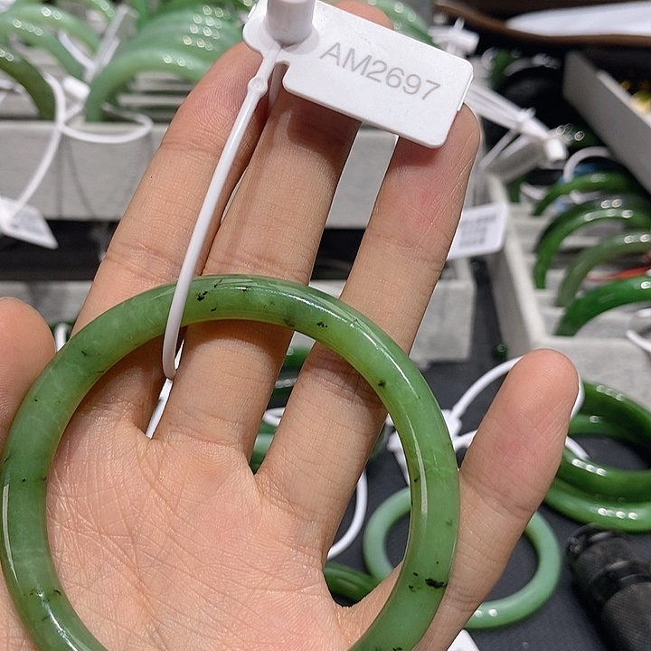 小***妮和田玉（碧玉）未镶嵌手镯