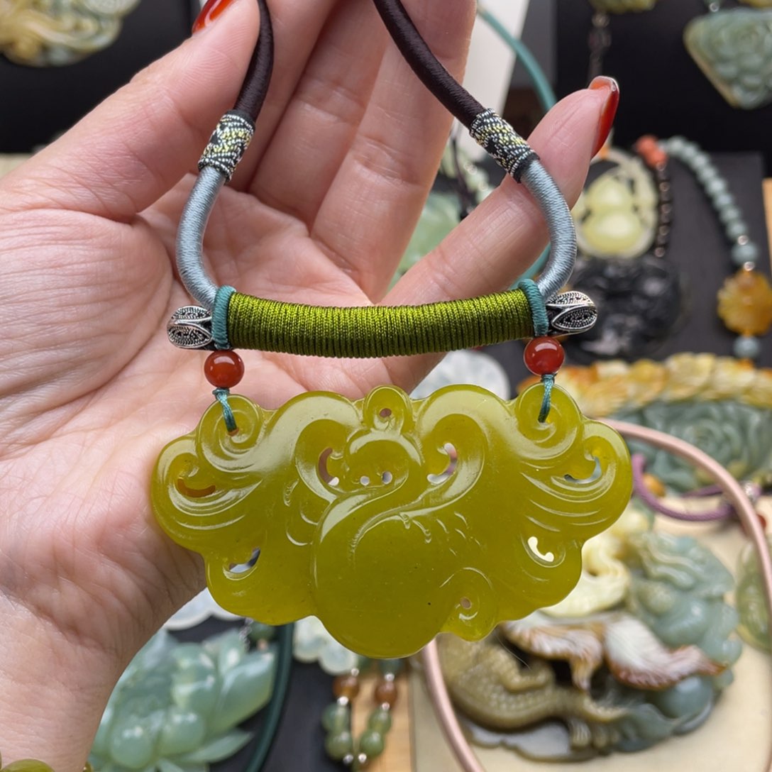 蛇纹石玉颈饰未镶嵌