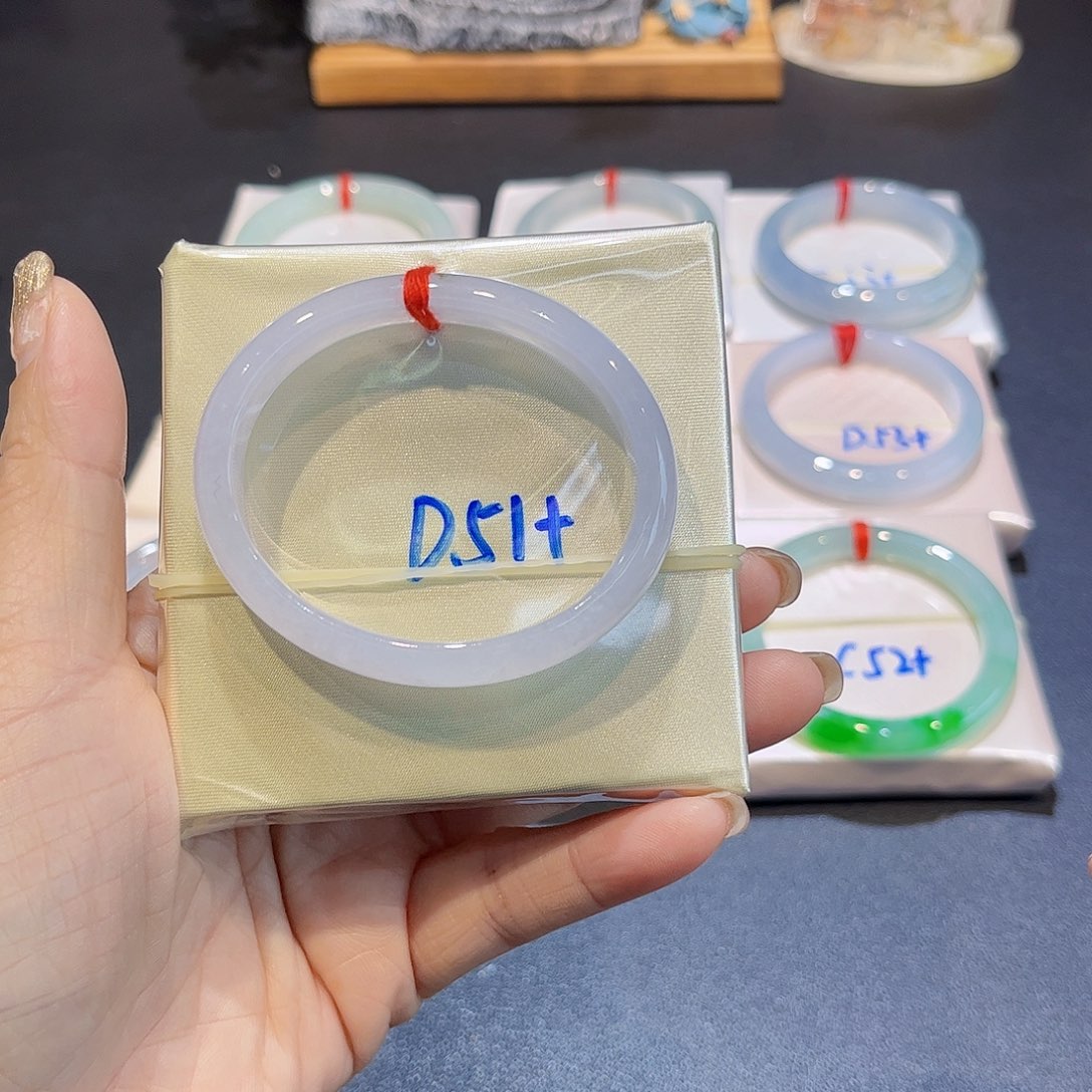 翡翠手镯未镶嵌翡翠手镯